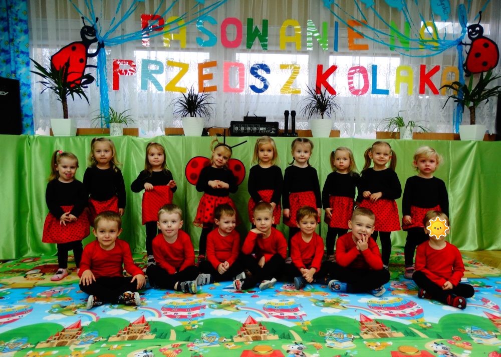 Zdjęcie grupowe dzieci z grupy 1. Dzieci ubrane są w stroje biedronek.