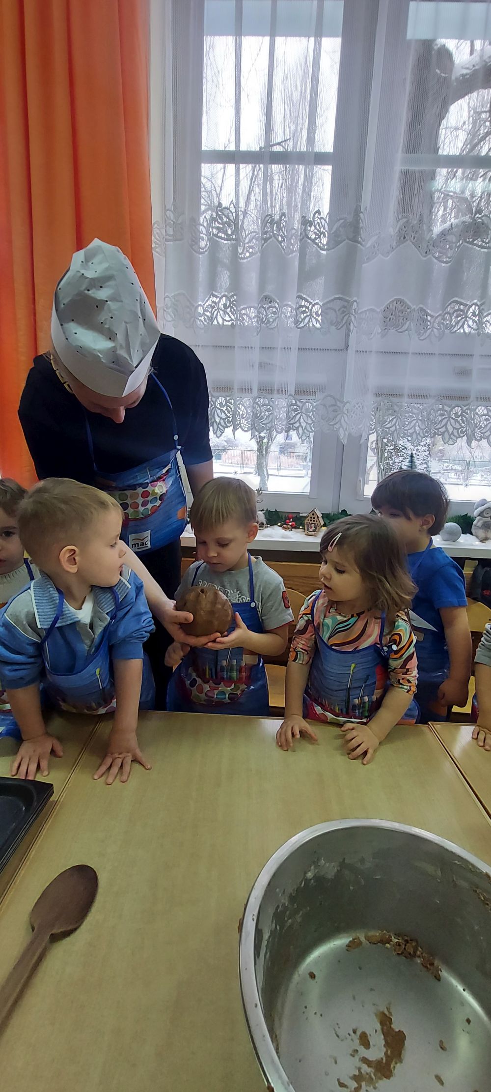 Dzieci oglądają zrobione ciasto na pierniczki