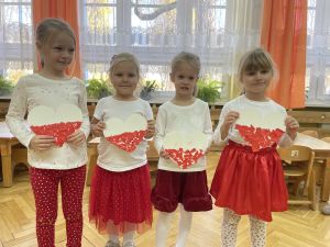 4 dziewczynki stoją i pokazują wykonane serduszka 