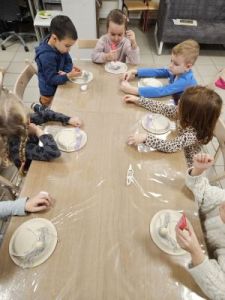 Dzieci wykonują pracę plastyczną- baletnice na papierowym talerzyku