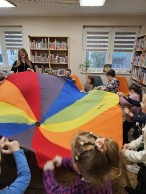 Dzieci bawią się chustą animacyjną