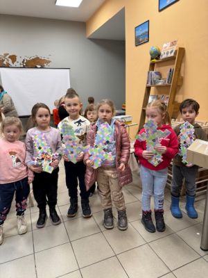 Kilkoro dzieci stoi i pokazuje zrobione przez siebie miecze dobra