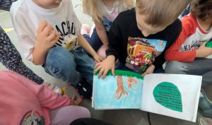 Dzieci oglądają książkę