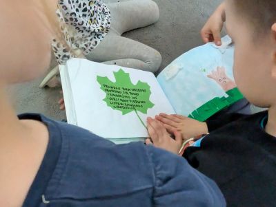 Dzieci oglądają książkę