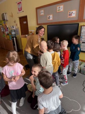 Mama Stefana rozdaje dzieciom słodki poczęstunek