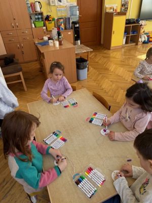 Dzieci kolorują medale