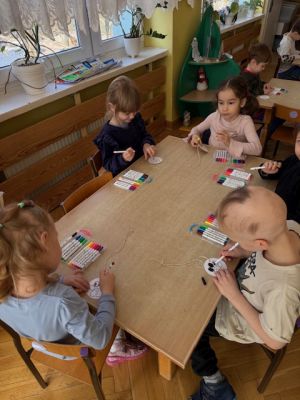 Dzieci kolorują medale