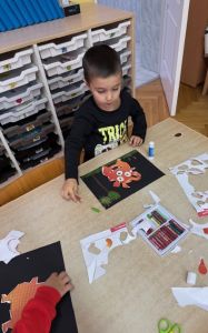 Chłopiec wykonuje pracę plastyczną