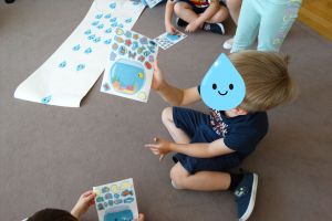 Chłopiec pokazuje naklejkowe akwarium