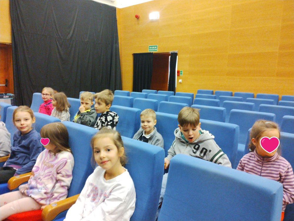 Zdjęcie grupowe dzieci siedzących na widowni