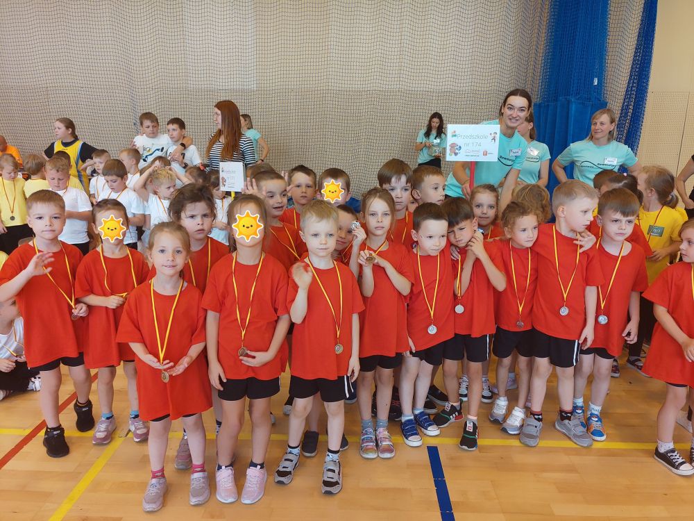 Zdjęcie grupowe dzieci z grupy podczas olimpiady sportowej
