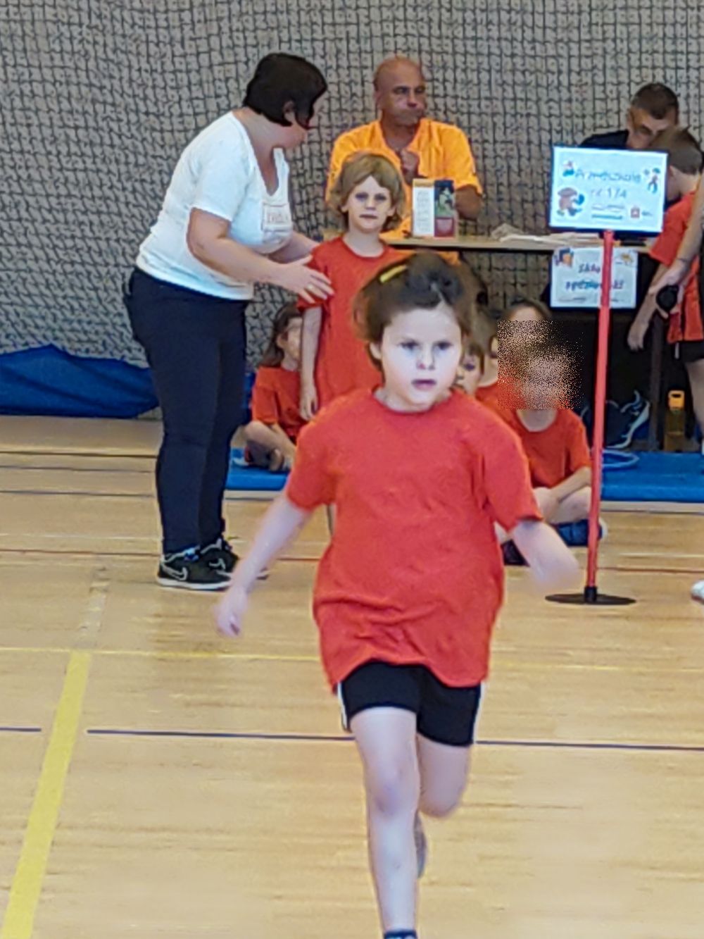 dziewczynka biegnie podczas olimpiady sportowej