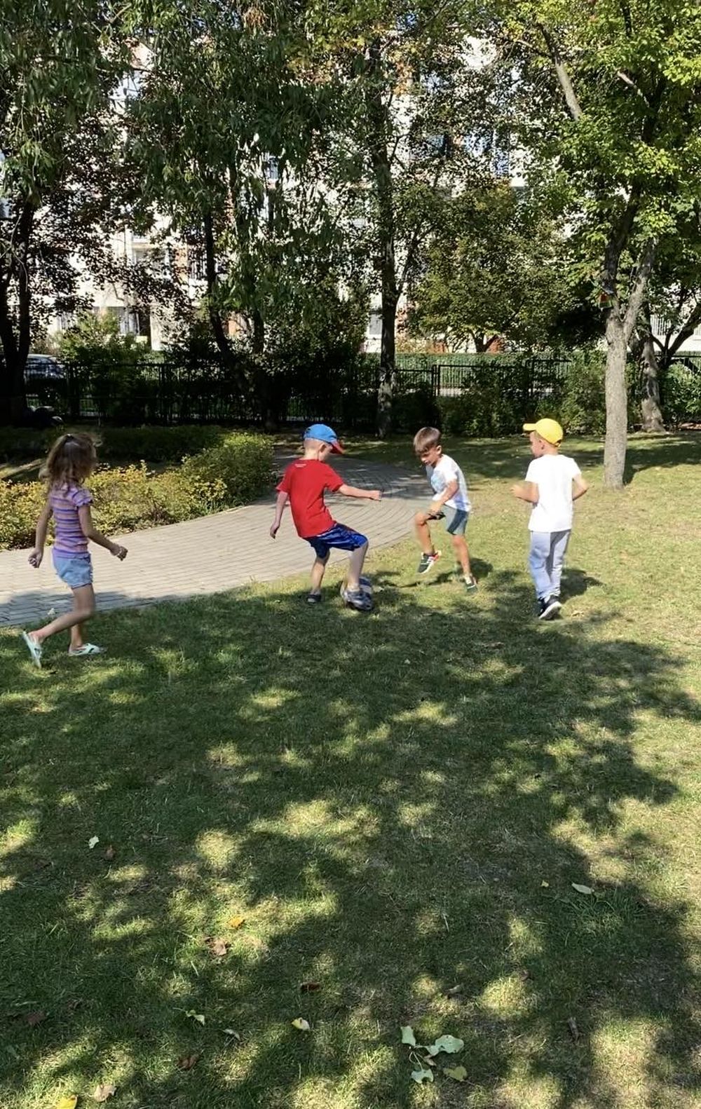 Dzieci na placu zabaw grają w piłkę nożną