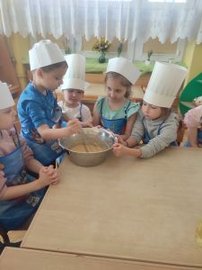 Chłopiec miesza w misce ciasto na chlebek