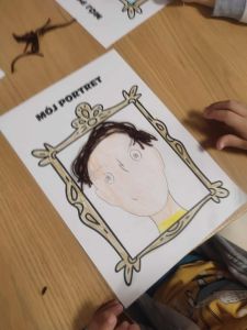 Zdjęcie portretu wykonanego przez dziecko