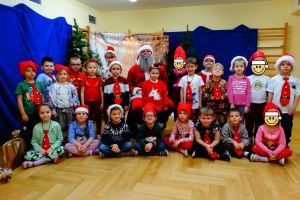 Zdjęcie grupowe ze świętym Mikołajem dzieci z grupy 5