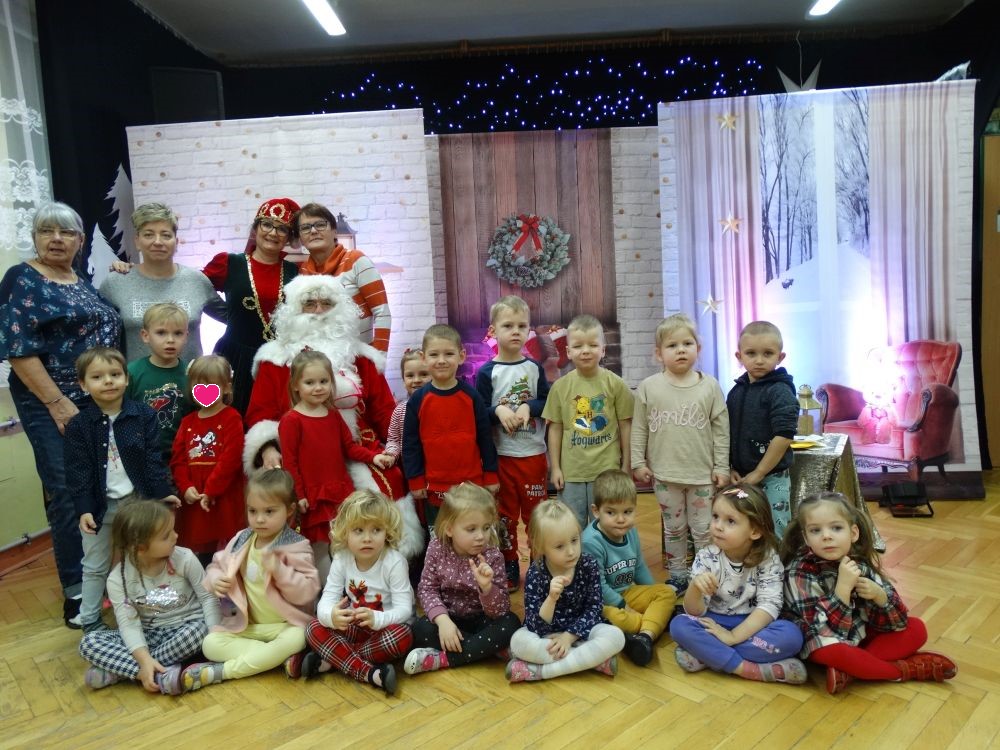 Zdjęcie grupowe dzieci i Pań z grupy z św Mikołajem