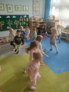 Dzieci biegają po dywanie wokół warzyw