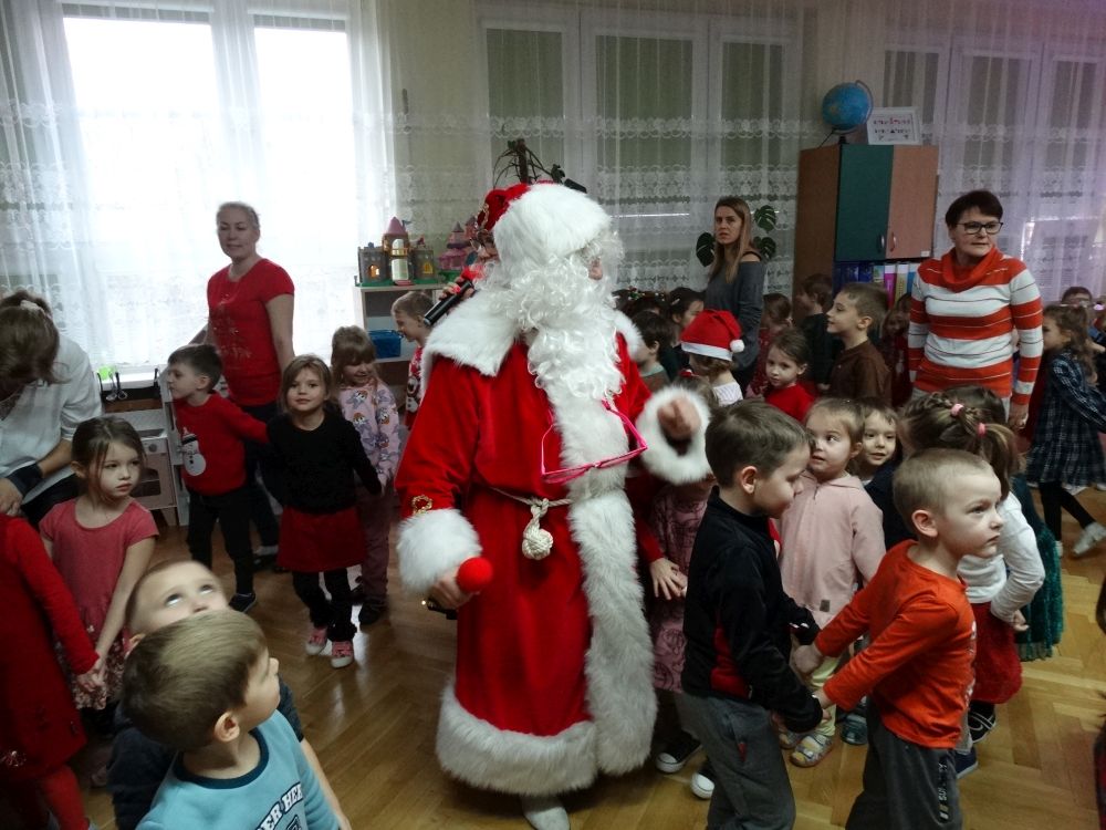 Dzieci tańczą razem ze świętym Mikołajem