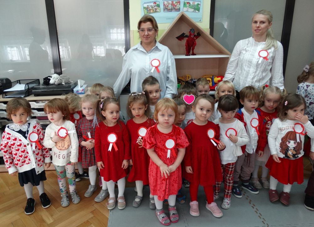 Dzieci z gr 1 pozują do zdjęcia w eleganckich biało czerwonych ubraniach