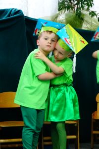 Chłopiec i dziewczynka przytulają się do siebie