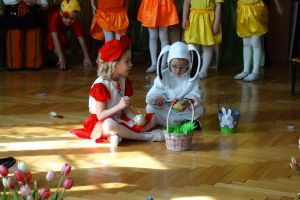 Czerwony kapturek rozmawia z zajączkiem