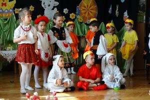 Zdjęcie grupy dzieci ubranych w różne stroje: czerwony kapturek, babcia, kurczaczki, zajączki, 