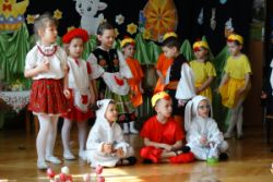 Zdjęcie grupy dzieci ubranych w różne stroje: czerwony kapturek, babcia, kurczaczki, zajączki, 