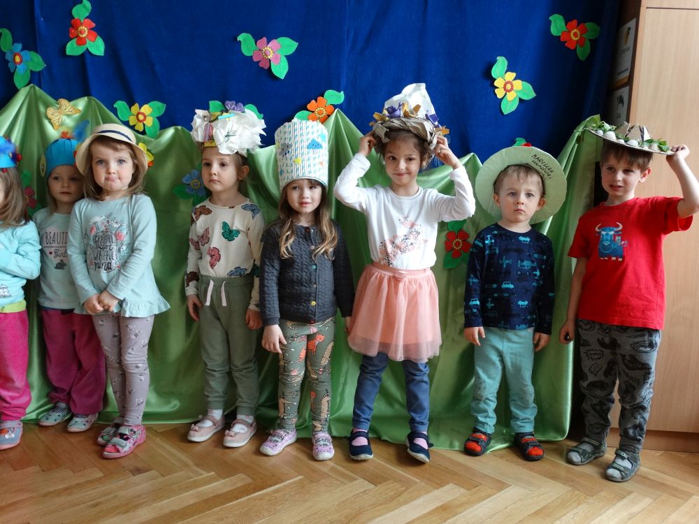 Na zdjęciu są dzieci z grupy 1 w ekologicznych nakryciach głowy