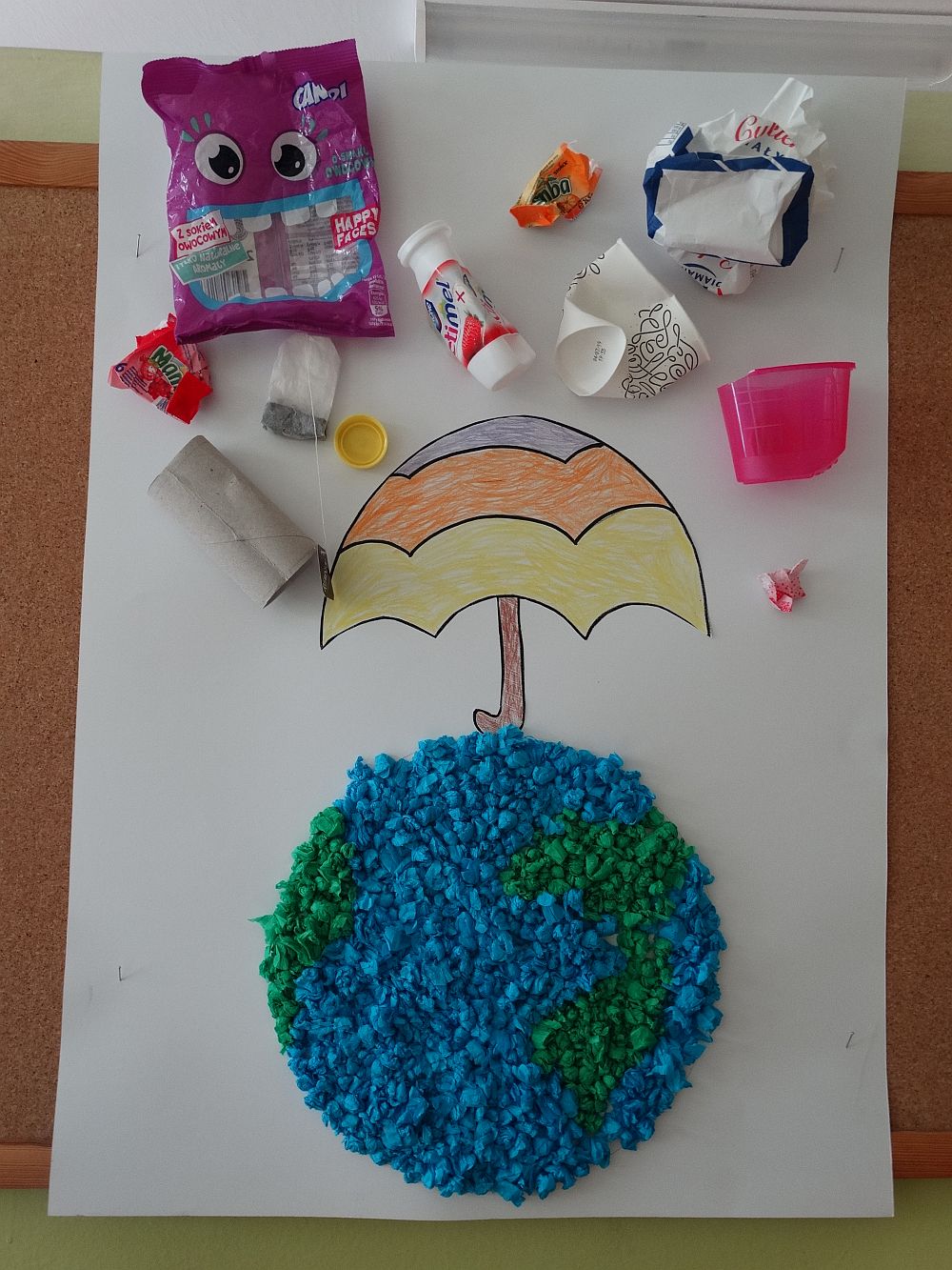plakat przedstawiający planetę Ziemię z parasolem ochronnym przed śmieciami
