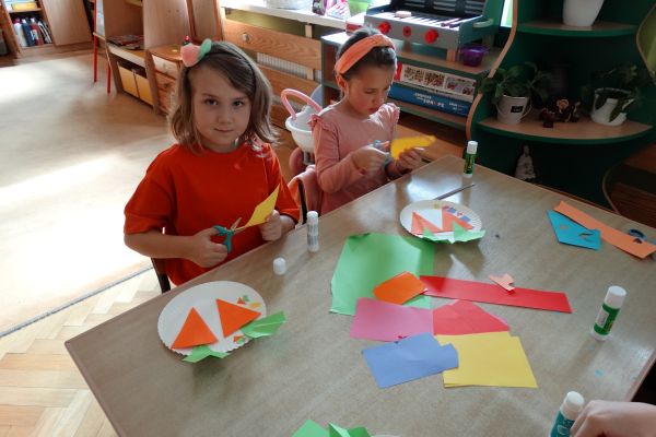 Dzieci tworzą prace plastyczne przedstawiające marchewki