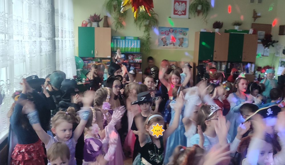 Dzieci przebrane w różne kostiumy podczas tańca na balu karnawałowym