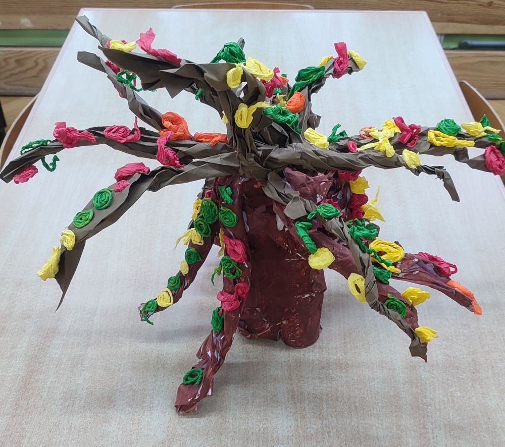 przestrzenna praca plastyczna- drzewo z kolorowymi liśćmi (kolorowe ślimaczki z krepiny)
