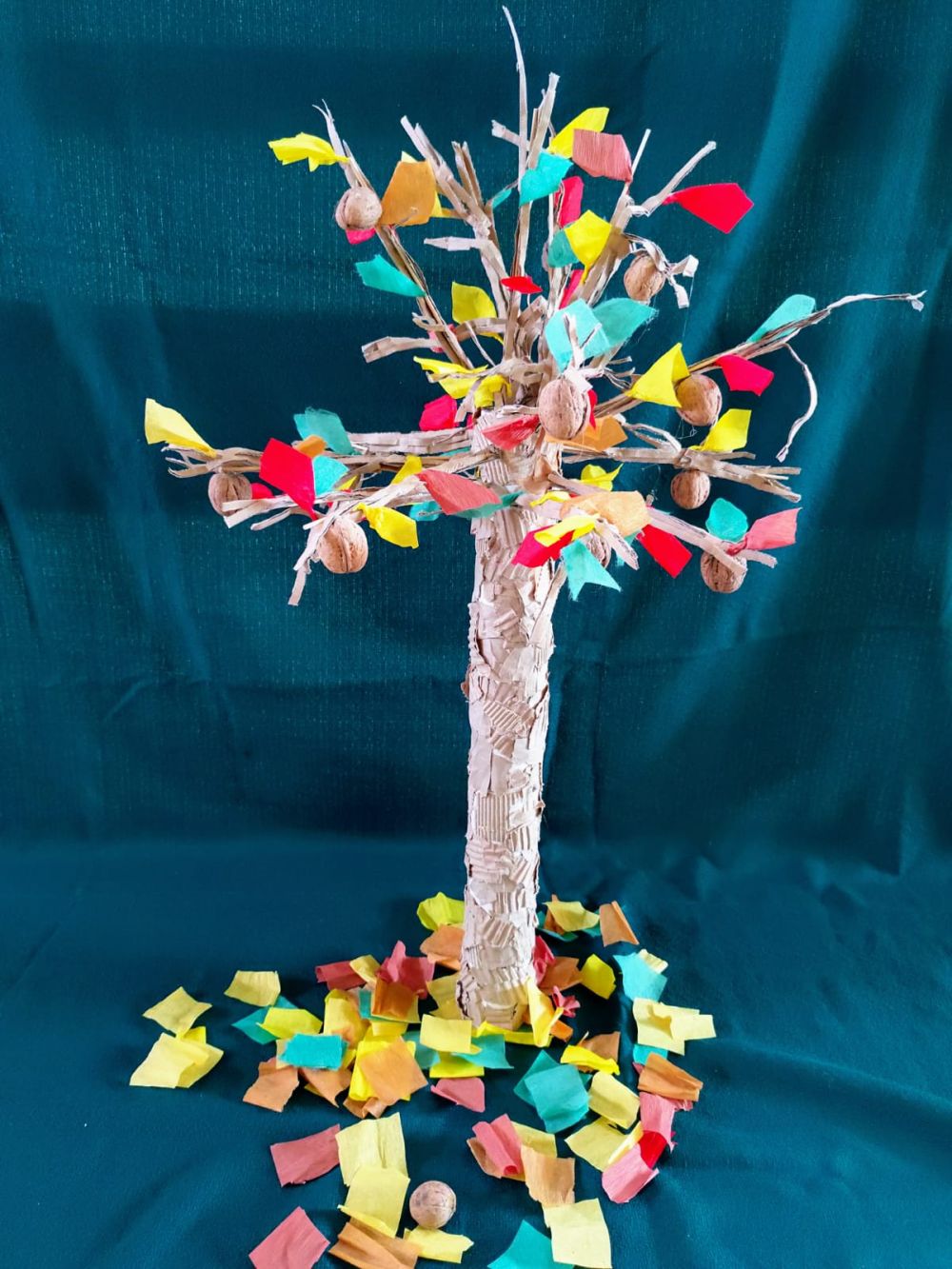 przestrzenna praca plastyczna- drzewo z kolorowymi liściami