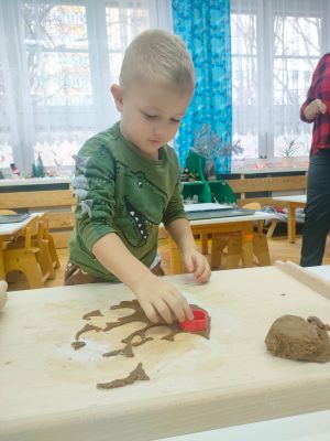 Chłopiec wycina pierniczek foremką