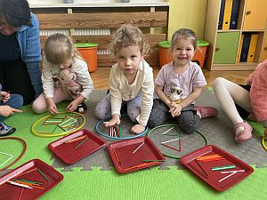 Dzieci układają figury z patyczków- liczmanów