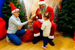 Dziewczynka z grupy 1 dostaje prezent od Świętego Mikołaja, któremu pomaga wychowawczyni