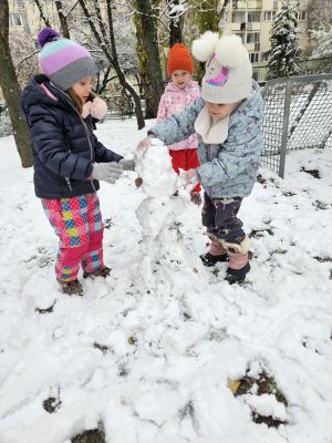 Dziewczynki lepią bałwana