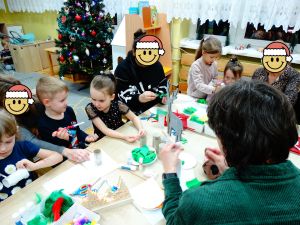 Rodzice z dziećmi robią świąteczne choinki