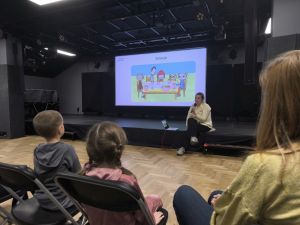 Dzieci rozmawiają o emocjach z prowadzącą zajęcia