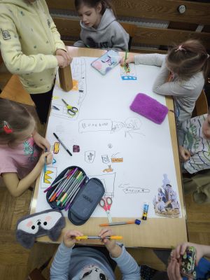 Dzieci tworzą swój własny plakat. Stolik nr 1
