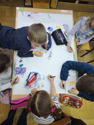 Dzieci tworzą swój własny plakat. Stolik nr 2