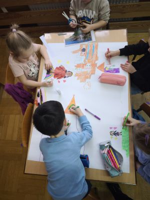 Dzieci tworzą swój własny plakat. Stolik nr 3
