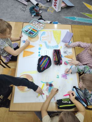 Dzieci tworzą swój własny plakat. Stolik nr 4