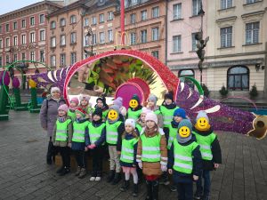 Zdjęcie grupowe dzieci z nauczycielką przy bombce- iluminacji świątecznej na nowym świeci