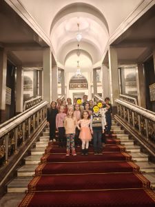 Zdjęcie dzieci na schodach opery