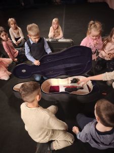 Dzieci oglądają futerały instrumentów