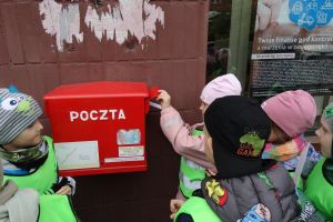 Dzieci wrzucają swoje listy do pocztowej skrzynki
