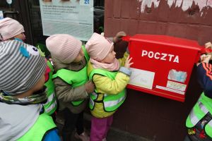 Dzieci wrzucają swoje listy do pocztowej skrzynki