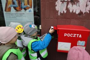 Dzieci wrzucają swoje listy do pocztowej skrzynki